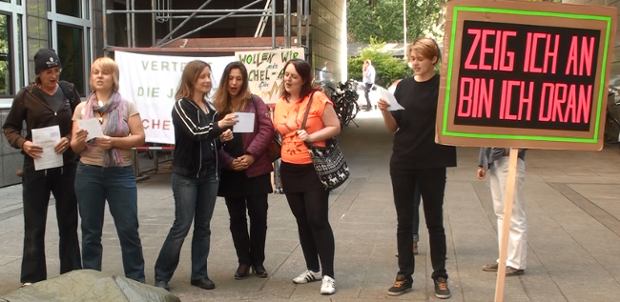 Aktive der IfGbsG demonstrieren am 14.07.16 solidarisch mit Claudia D.
